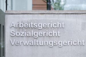 Umweltschützer haben Klage gegen ein Straßenbauprojekt eingereicht.