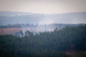 Der Rauch eines großen Waldbrands im Süden von Thüringen zieht auch nach Bayern.