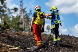 Mit Löschrucksäcken gehen die Feuerwehrleute etwa gegen Glutnester vor.