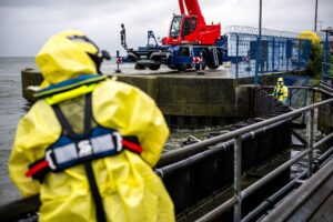 Nach dem Austritt von Tausenden Litern Diesel ist die Öl-Bekämpfung in Cuxhaven fast abgeschlossen.