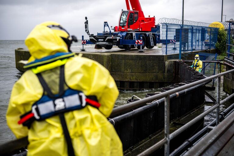 Nach dem Austritt von Tausenden Litern Diesel ist die Öl-Bekämpfung in Cuxhaven fast abgeschlossen. Foto: Sina Schuldt/dpa