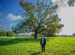 Für den Bürgermeister von Riedstadt, Marcus Kretschmann, ist die Karl-Spengler-Eiche mehr als ein Baum.
