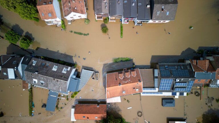 Erst im vergangenen Jahr hat ein Hochwasser im Saarland immense Schäden verursacht. (Archivbild) Foto: Andreas Arnold/dpa