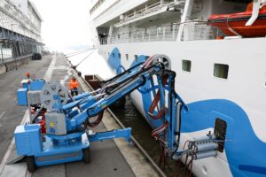 Ein Kreuzfahrtschiff wird im Hamburger Hafen mit Landstrom versorgt. (Archivbild)