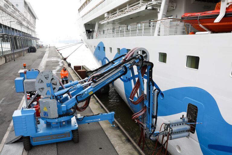 Ein Kreuzfahrtschiff wird im Hamburger Hafen mit Landstrom versorgt. (Archivbild)  Foto: Christian Charisius/dpa
