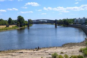 In diesem Jahr wurde an der Elbe in Magdeburg mit 44 Zentimetern ein historisch niedriger Wasserstand gemessen. (Archivbild)