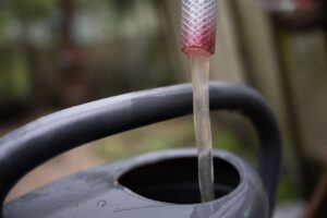 Hessens Bürger werden im trockenen Sommer vielerorts zum Wassersparen aufgefordert. Bei Industrie und Landwirtschaft ist die Situation anders. (Symbolbild)