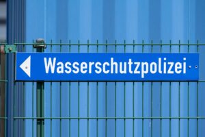Mit einem Schlauchboot holte die Wasserschutzpolizei das Reh aus dem Wasser. (Symbolbild)