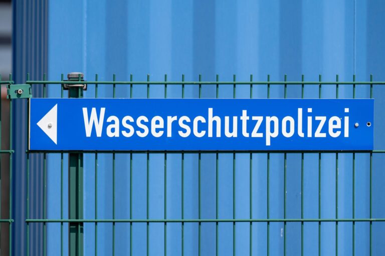 Mit einem Schlauchboot holte die Wasserschutzpolizei das Reh aus dem Wasser. (Symbolbild) Foto: Stefan Sauer/dpa