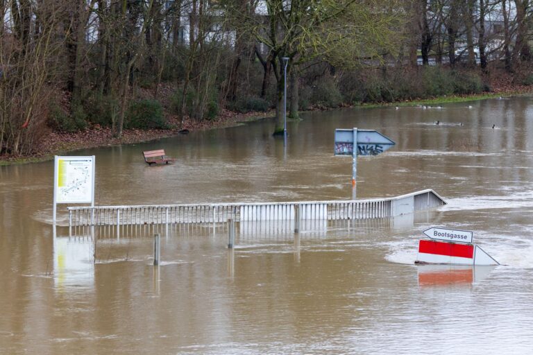 Anfang 2024 ist die Lahn in Gießen über die Ufer getreten: Verschiedene Maßnahmen sollen in Hessen zu mehr Hochwasserschutz beitragen. (Archivbild) Foto: Christian Lademann/dpa