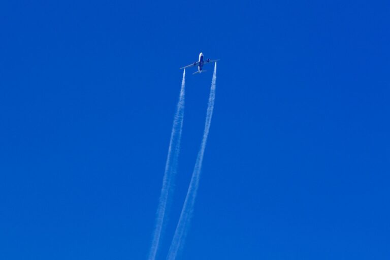 Meist sind technische Probleme der Grund, warum Flugzeuge Kerosin ablassen (Archivbild) Foto: Matt Hartman/AP/dpa
