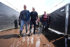 Bundesumweltminister Carsten Schneider (SPD, rechts) und sein schleswig-holsteinischer Amtskollege Tobias Goldschmidt (Grüne) werben auf dem Wacken Open Air für den Moorschutz.