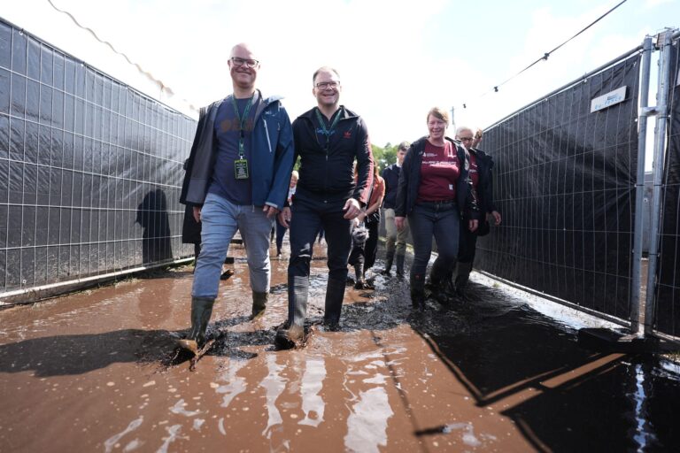 Bundesumweltminister Carsten Schneider (SPD, rechts) und sein schleswig-holsteinischer Amtskollege Tobias Goldschmidt (Grüne) werben auf dem Wacken Open Air für den Moorschutz. Foto: Marcus Brandt/dpa