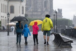 Ein Tiefdruckgebiet bringt feuchte Luft und instabile Wetterverhältnisse.
