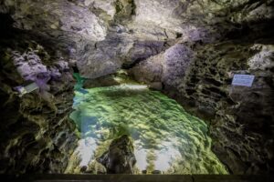 Tief in den Gängen der Kluterthöhle liegt der Ostsee. Bis hierhin dürfen Touristen gehen - doch die neu entdeckten Gänge bleiben für sie tabu.