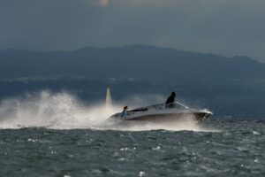 Schnelle Motorboote bringen zwar Spaß, können aber Pflanzen und Tieren in Seen enorm zusetzten. (Archivbild)