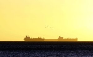 Eine Gruppe Öltanker liegt auf dem Meer. (Symbolbild)