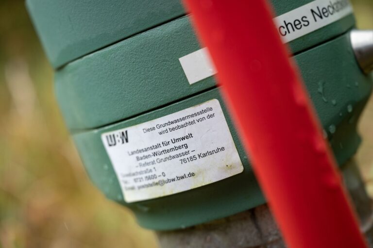 Überall im Land sind Grundwasser-Messstellen verteilt. (Archivbild) Foto: Marijan Murat/dpa
