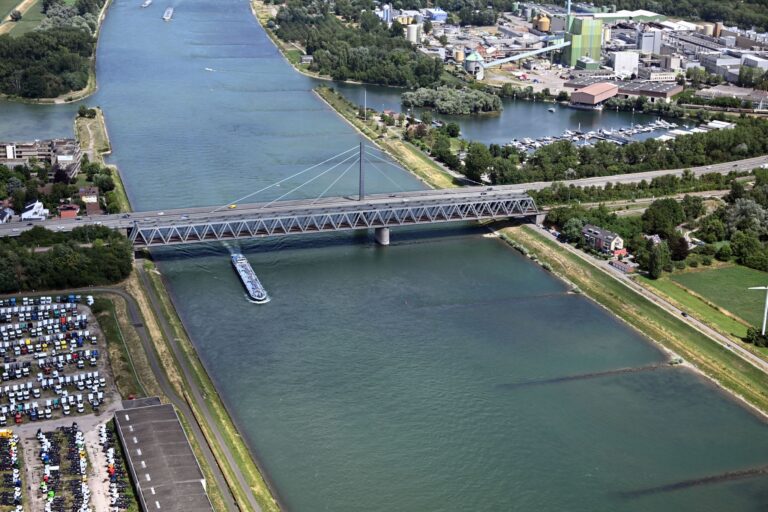 Der Rhein könnte deutlich wärmer werden. (Archivbild) Foto: Uli Deck/dpa