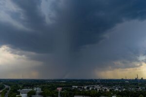 Dunkle Gewitterwolken hängen über Duisburg.