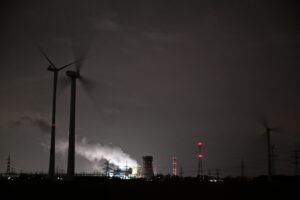 Wohl mit dem klimaschädlichen Kohlendioxid (CO2)? In Bayern soll eine Studie herausfinden, wo es etwa unterirdisch eingelagert werden könnte. (Symbolbild)
