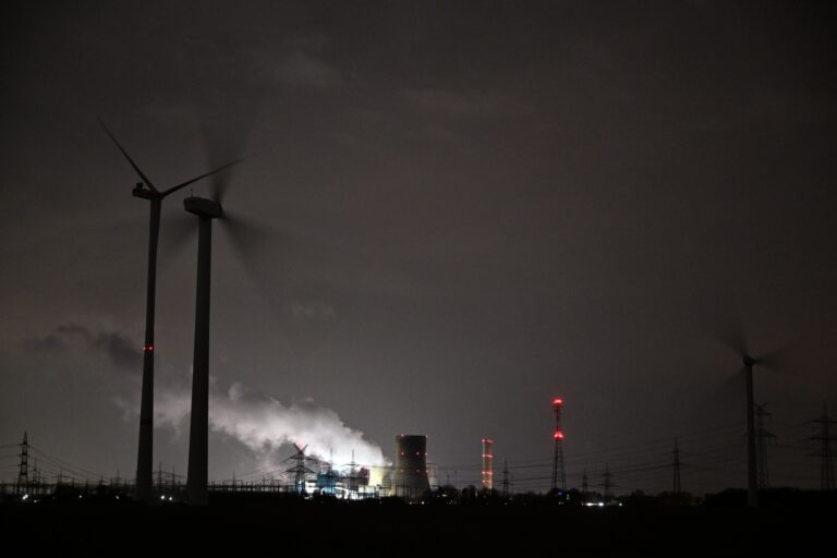 Wohl mit dem klimaschädlichen Kohlendioxid (CO2)? In Bayern soll eine Studie herausfinden, wo es etwa unterirdisch eingelagert werden könnte. (Symbolbild)  Foto: Federico Gambarini/dpa