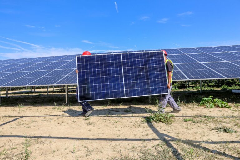 Weil immer mehr Strom aus Erneuerbaren Energien kommt, geht der CO2-Ausstoß des Landes zurück. Ein weiterer Grund dafür ist aber auch die schwächelnde Wirtschaft. (Symbolbild) Foto: Thomas Warnack/dpa