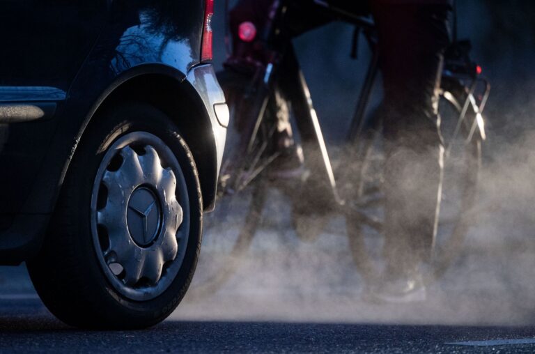 Bremser für den Klimaschutz: Verkehr und Gebäude gelten seit Jahren als Problemsektoren. (Archivbild) Foto: Marijan Murat/dpa