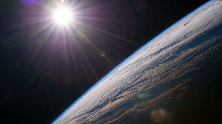 Ab dem 24. Juli verbraucht die Menschheit mehr natürliche Ressourcen, als die Erde in einem Jahr regenerieren kann. (Archivbild) Foto: NASA/dpa