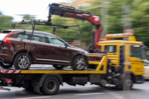 Nur ein Bruchteil falsch geparkter Autos wird in Berlin abgeschleppt. (Symbolbild)