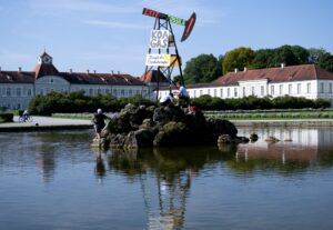 Aktivisten von Extinction Rebellion errichteten aus Protest gegen Gasbohrungen am Ammersee einen symbolischen Bohrturm vor Schloss Nymphenburg in München.
