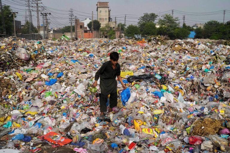 Plastikabfall wird auch exportiert und sorgt in vielen Entwicklungsländern für Probleme. (Archivbild) Foto: K.M. Chaudary/AP/dpa