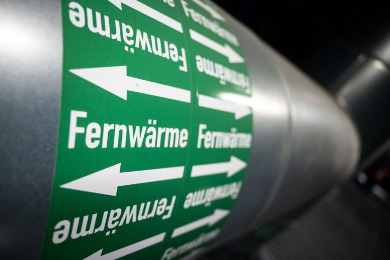 Das Netz von Leitungen, die Fernwärme transportieren, wird in Frankfurt weiter ausgebaut. (Symbolbild) Foto: Marijan Murat/dpa