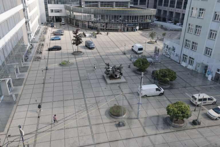 Einer der Hitzehotspots in Jena ist der Ernst-Abbe-Platz. Foto: Bodo Schackow/dpa