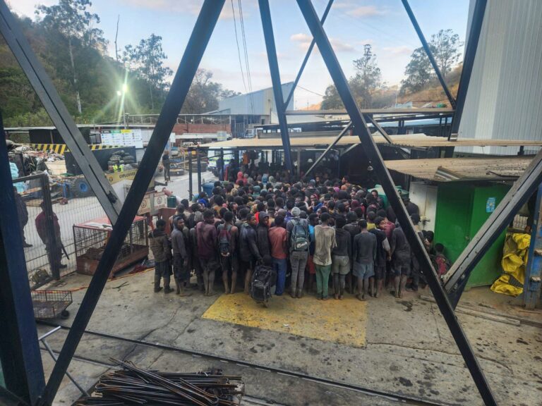 Hunderte illegale Bergleute sind in einer Mine in der südafrikanischen Stadt Barberton festgenommen worden. Foto: -/SA Police Service/dpa