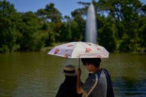 Trotz der Hitze mit Temperaturen von bis zu 39 Grad zog es viele Madrilenen und Touristen auf die Straßen der Hauptstadt.