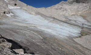 Am Nördlichen Schneeferner lag bis in den Juli Altschnee und ließ den Gletscher größer aussehen. (Archivbild)