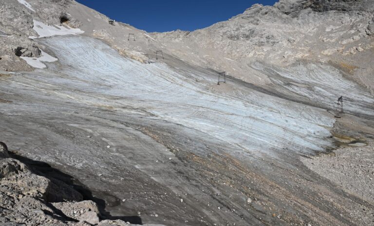 Am Nördlichen Schneeferner lag bis in den Juli Altschnee und ließ den Gletscher größer aussehen. (Archivbild) Foto: Angelika Warmuth/dpa