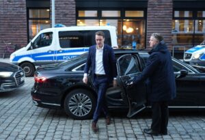 Nordrhein-Westfalens Ministerpräsident Hendrik Wüst wird im Dienstwagen-Klima-Check von meisten Amtskollegen überholt. (Archivbild)