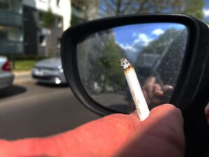 Das Entsorgen von Zigaretten aus dem Auto kann in Italien künftig teuer werden. (Archivbild)