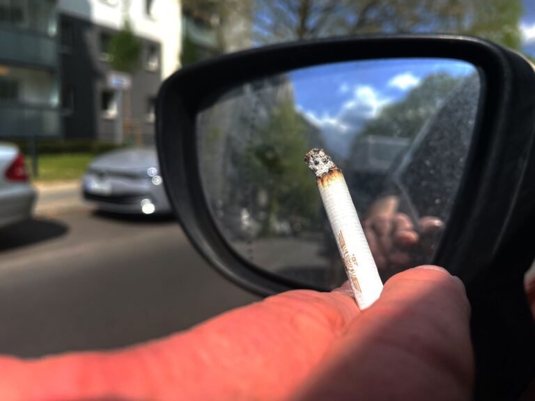 Das Entsorgen von Zigaretten aus dem Auto kann in Italien künftig teuer werden. (Archivbild) Foto: Paul Zinken/dpa