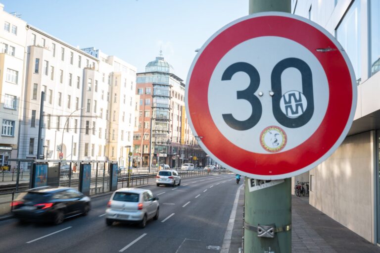 Für die Anordnung von Tempo 30-Abschnitten kann es verschiedene Begründungen geben. (Archivbild) Foto: Sebastian Christoph Gollnow/dpa