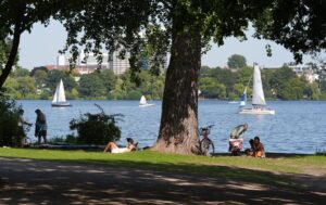 Sommer an der Außenalster: Hamburg hatte in diesem Jahr mehr Sonnenstunden als im langjährigen Durchschnitt.  (Archivbild)