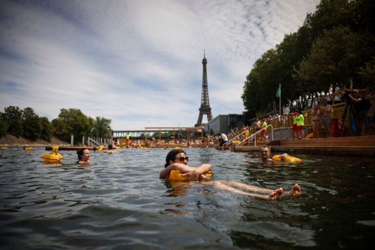Rund 100.000 Menschen haben die neuen Freibäder in der Seine in Paris genutzt (Archivbild). Foto: Thomas Padilla/AP/dpa