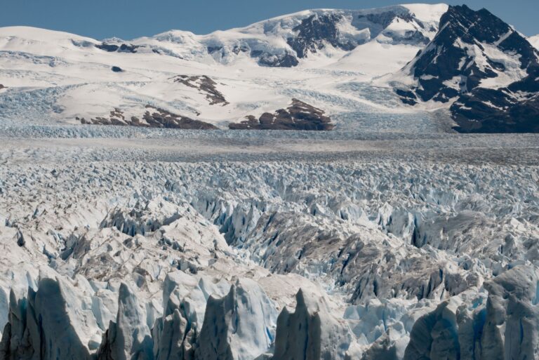 Nach Jahrzehnten relativer Stabilität zieht sich der berühmte Gletscher im Süden von Argentinien immer stärker zurück. Foto: Romina Cruz/dpa