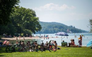 Bayerns Seen - hier der Starnberger See - sind beliebt bei Badegästen. Doch man sollte auch auf die dort lebenden Tiere Rücksicht nehmen, mahnt der Bund Naturschutz.