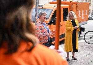 Ute Bonde (CDU, links) und Stephanie Otto, Vorstandsvorsitzende der Berliner Stadtreinigung (BSR). Die BSR hat im Jahr 2024 berlinweit rund 54.000 Kubikmeter illegale Ablagerungen beseitigt.