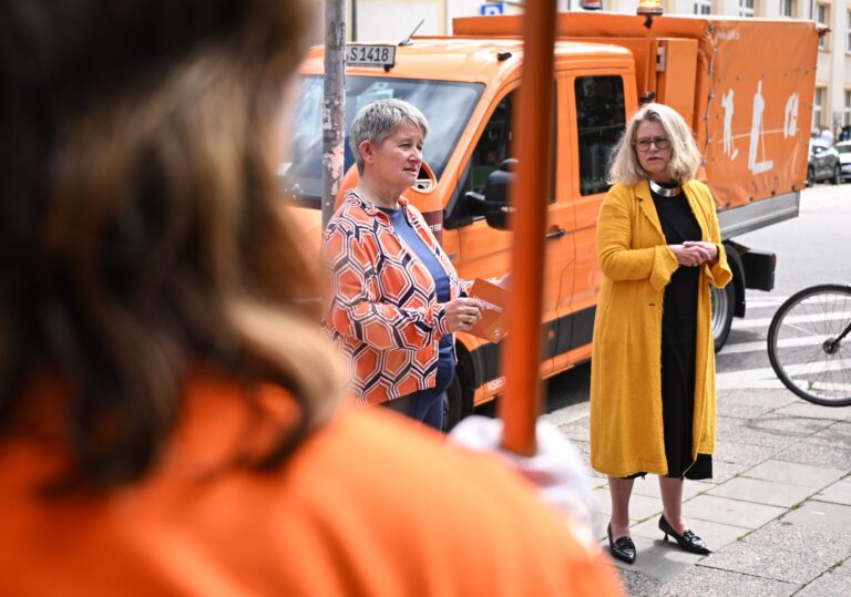 Ute Bonde (CDU, links) und Stephanie Otto, Vorstandsvorsitzende der Berliner Stadtreinigung (BSR). Die BSR hat im Jahr 2024 berlinweit rund 54.000 Kubikmeter illegale Ablagerungen beseitigt. Foto: Britta Pedersen/dpa