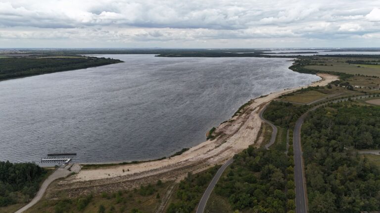 Am Seelhausener See könnten schon bald Touristen baden. Foto: Sebastian Willnow/dpa