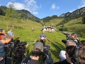 Traditionell ist der Wolf eines der Hauptthemen bei der alljährlichen Hauptalmbegehung in den bayerischen Alpen. Landwirtschaftsminister Rainer (CSU) will bis Januar das neue Jagdgesetz durch den Bundesrat bringen.